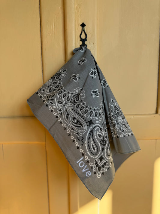 Bandana gris pale LOVE