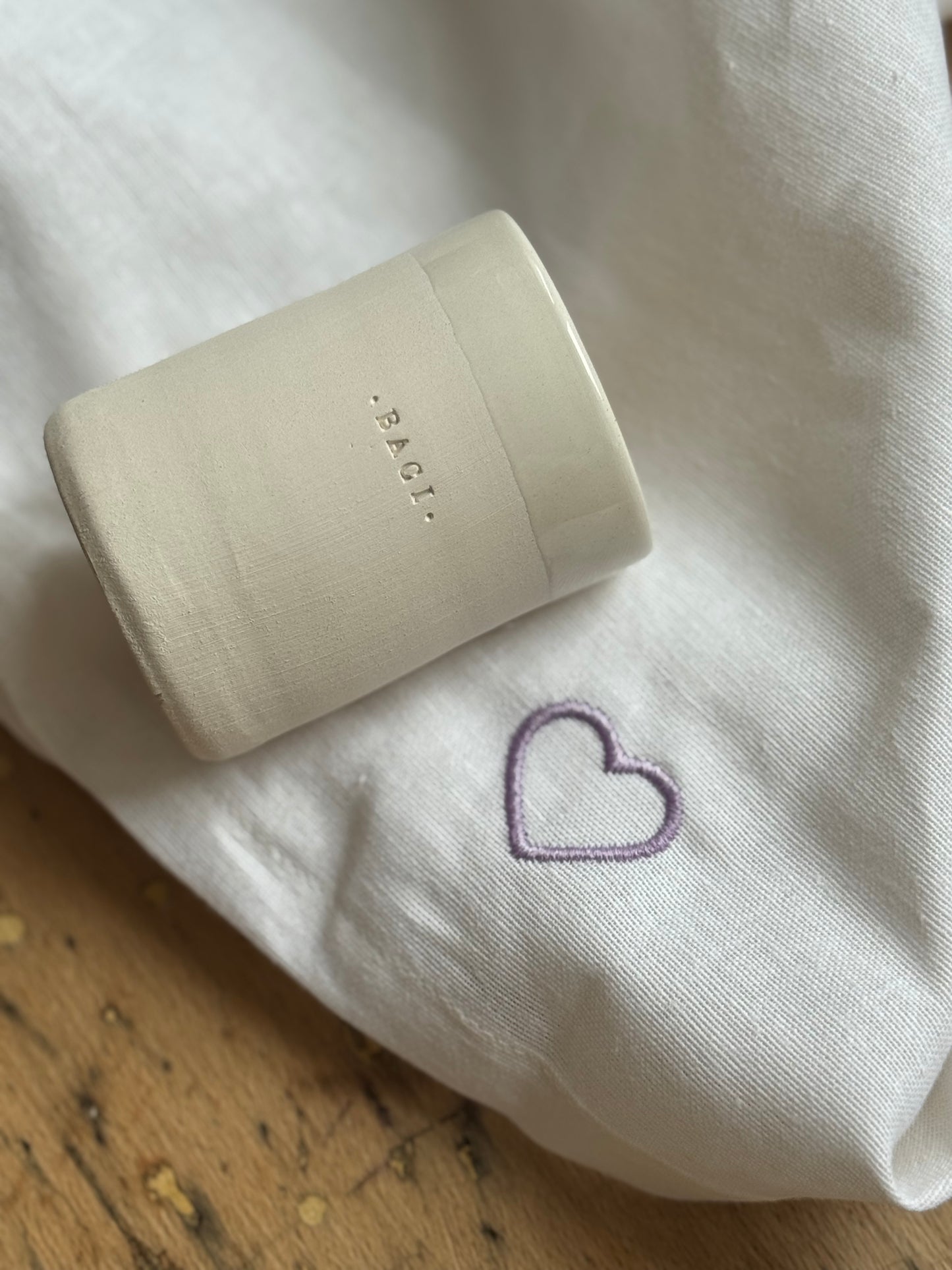 Set tasse baci et serviette de table brodée coeur