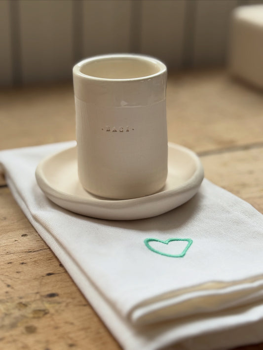 Set tasse baci et serviette de table brodée coeur