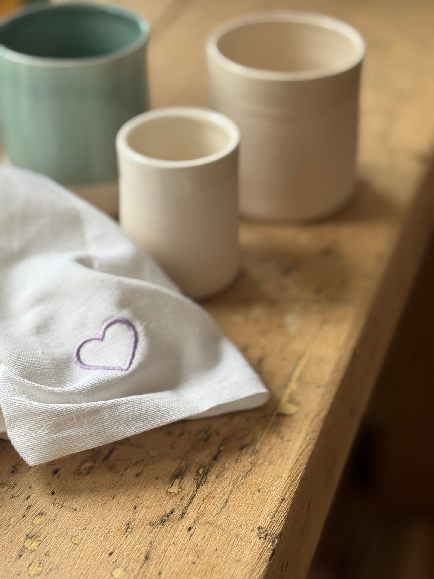 Set tasse baci et serviette de table brodée coeur