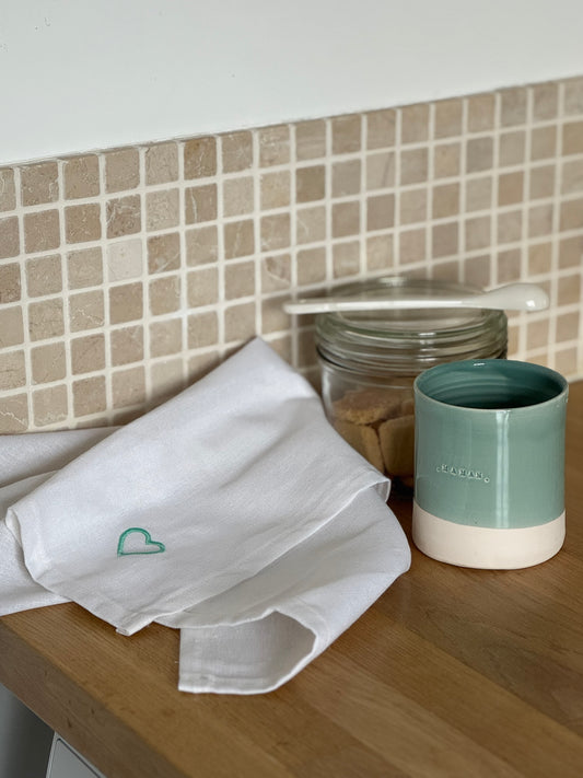 Set gobelet maman et serviette de table brodée coeur